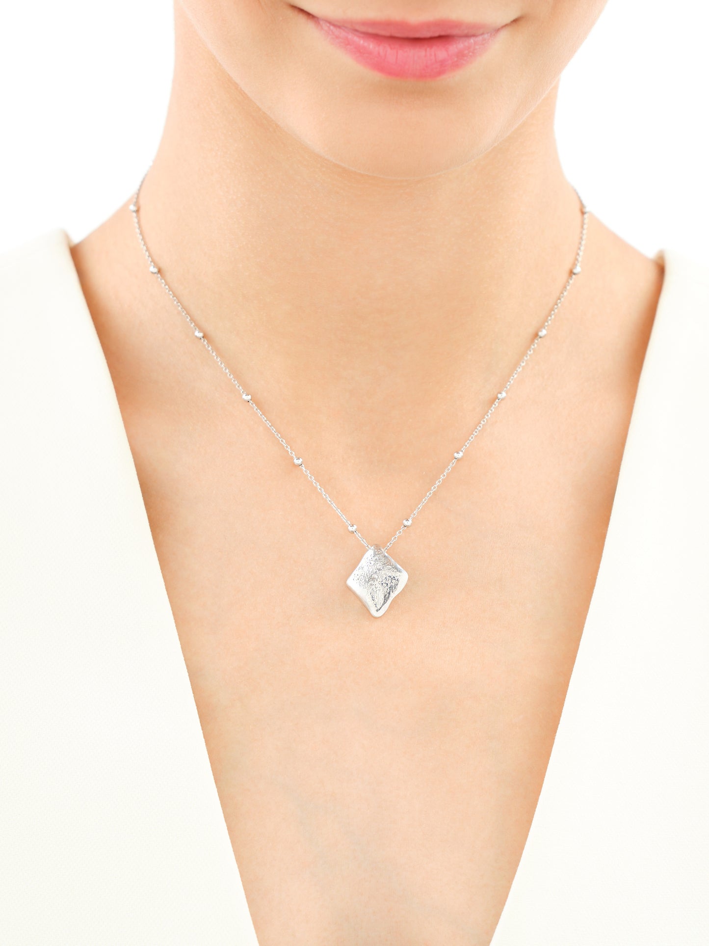 Naszyjnik srebrny rodowany 925 z zawieszką 20 × 17 mm
